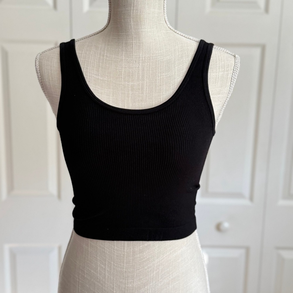 OQQ Ribbed Seamless Shirts Yoga Crop Top in‎ Black Tank Top Size S